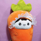 عروسک نرم و ضدحساسیت دخترانه با طراحی هویجی، مناسب برای بازی و آرامش کودک