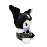 نمای نزدیک از صورت عروسک کرومی با یقه بنفش و گوشهای برجسته، ظاهر بانمک و کودکپسند