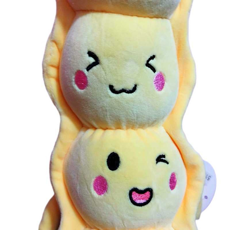 عروسک نخودفرنگی پولیشی در دکور اتاق کودک، رنگ سبز شاد و جذاب.