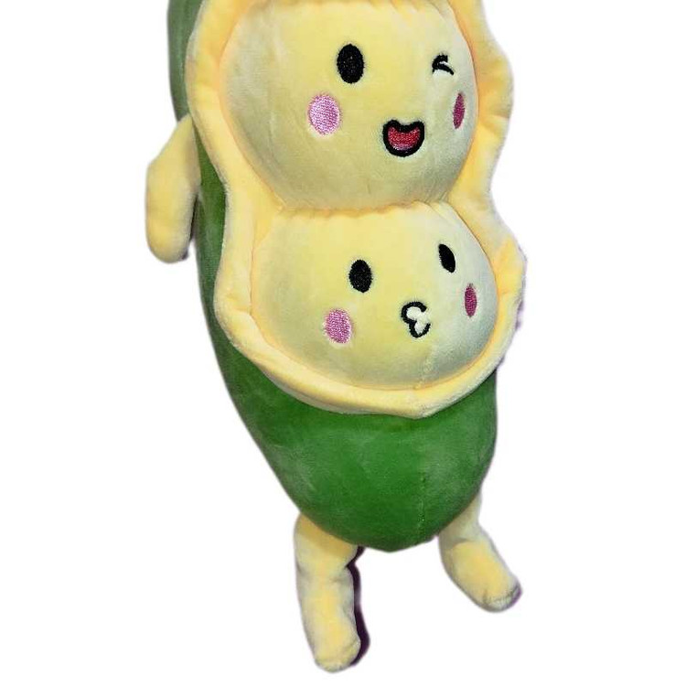 اندازه واقعی عروسک نخودفرنگی ۶۵ سانتیمتری در آغوش کودک؛ سبک و بغلکردنی.