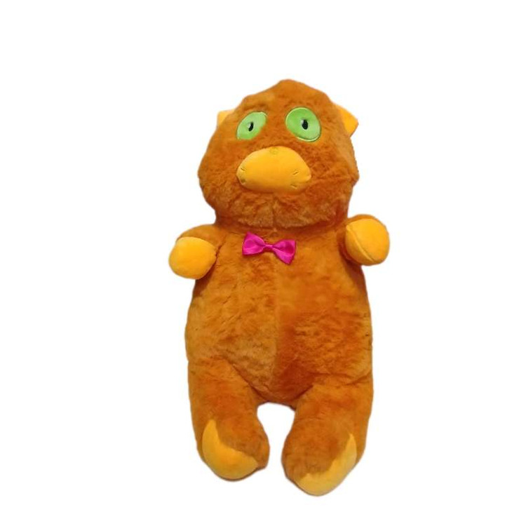 نمای نزدیک از صورت عروسک گربه نارنجی با گوشهای برجسته و چهره بانمک کودکپسند