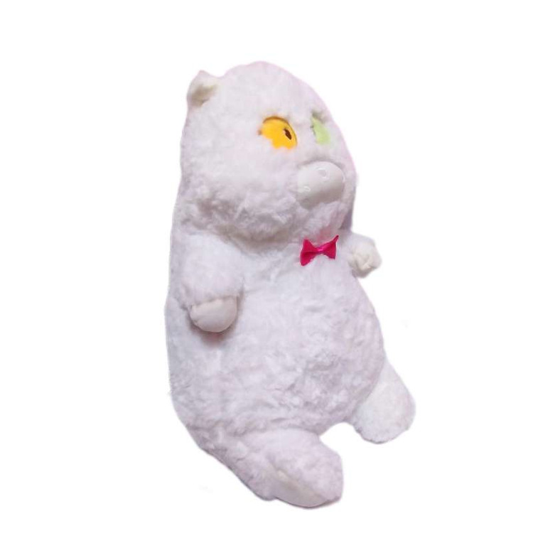 نمای نزدیک از صورت عروسک گربه سفید با گوشهای برجسته و چهره آرام کودکپسند